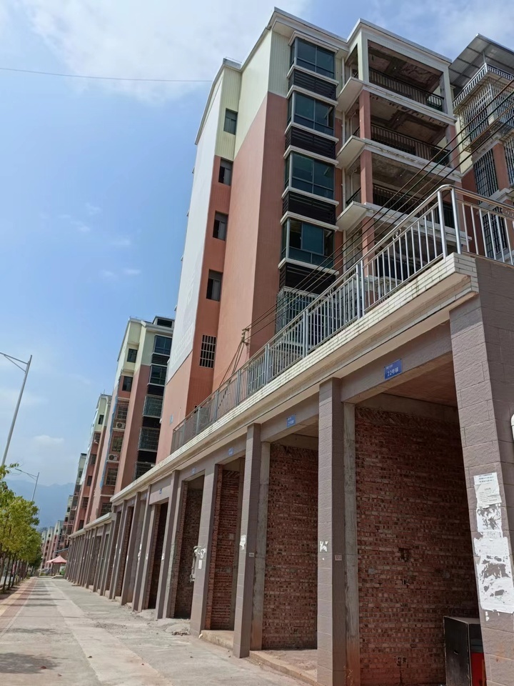 宜章县玉溪镇马耳冲小区三期15栋111号商业门面法拍房图片2